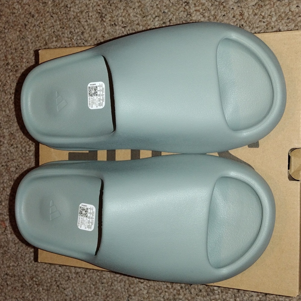 Adidas Yeezy slide Salt size 6
